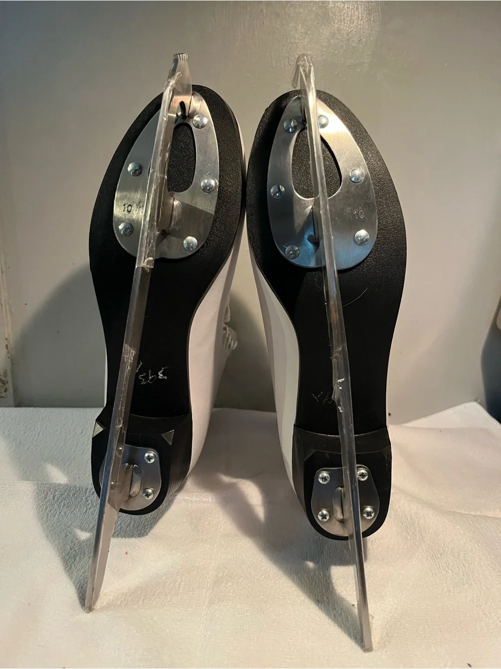Women's White Figure Skates - Ice skates Brand New Size 7